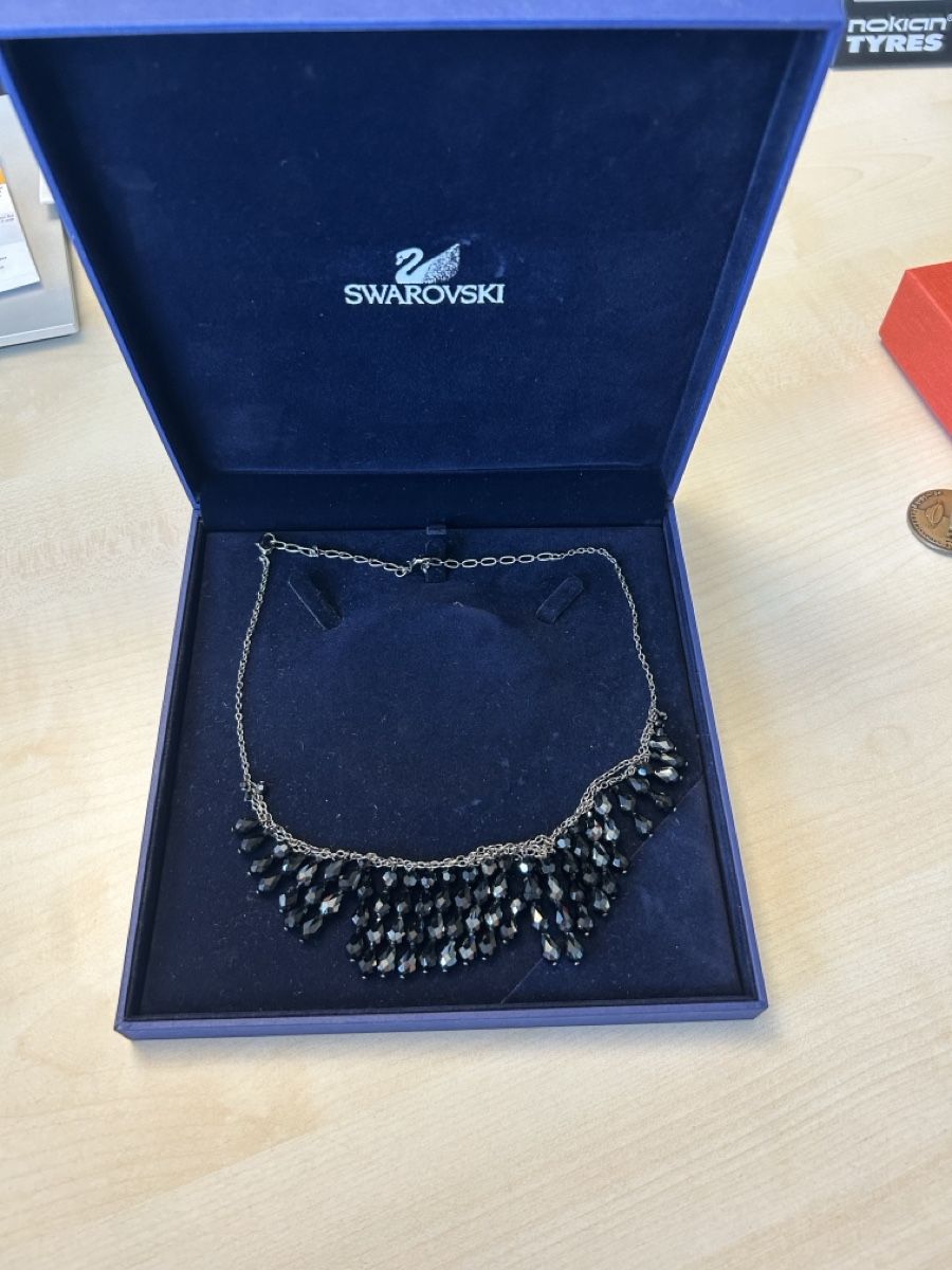 Swarovski Ketten: Swarovski Halskette schwarz mit Schmuckbox – Neu (gemäss Beschreibung) aus Zuchwil von celixne