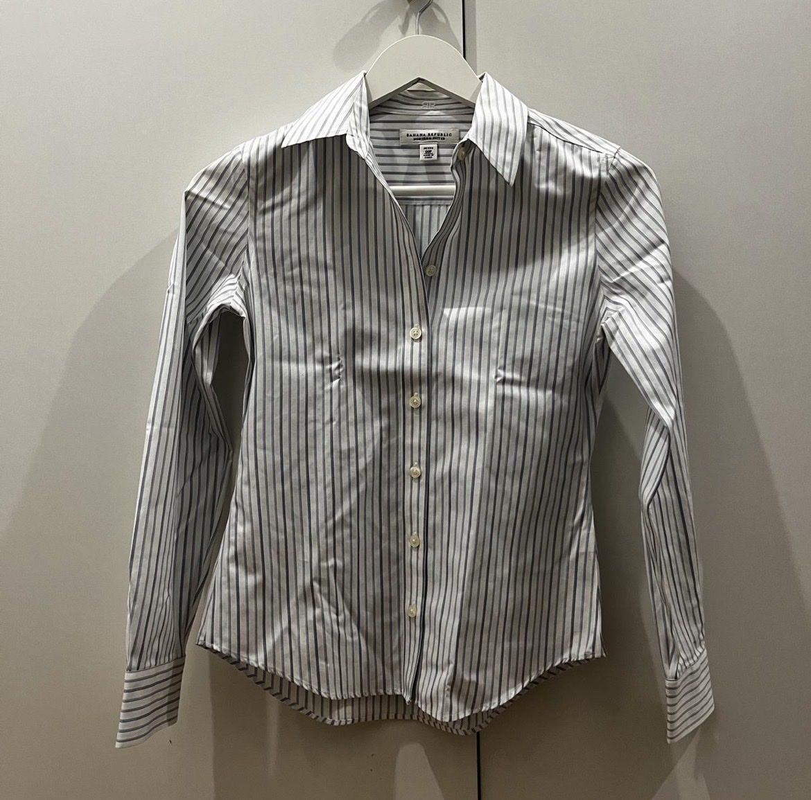 Banana Republic Blusen: STRIPED FITTED BLOUSE SHIRT – Gebraucht aus Genève von toandfrom