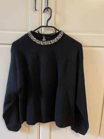 Schwarzer Pullover mit Strasskragen