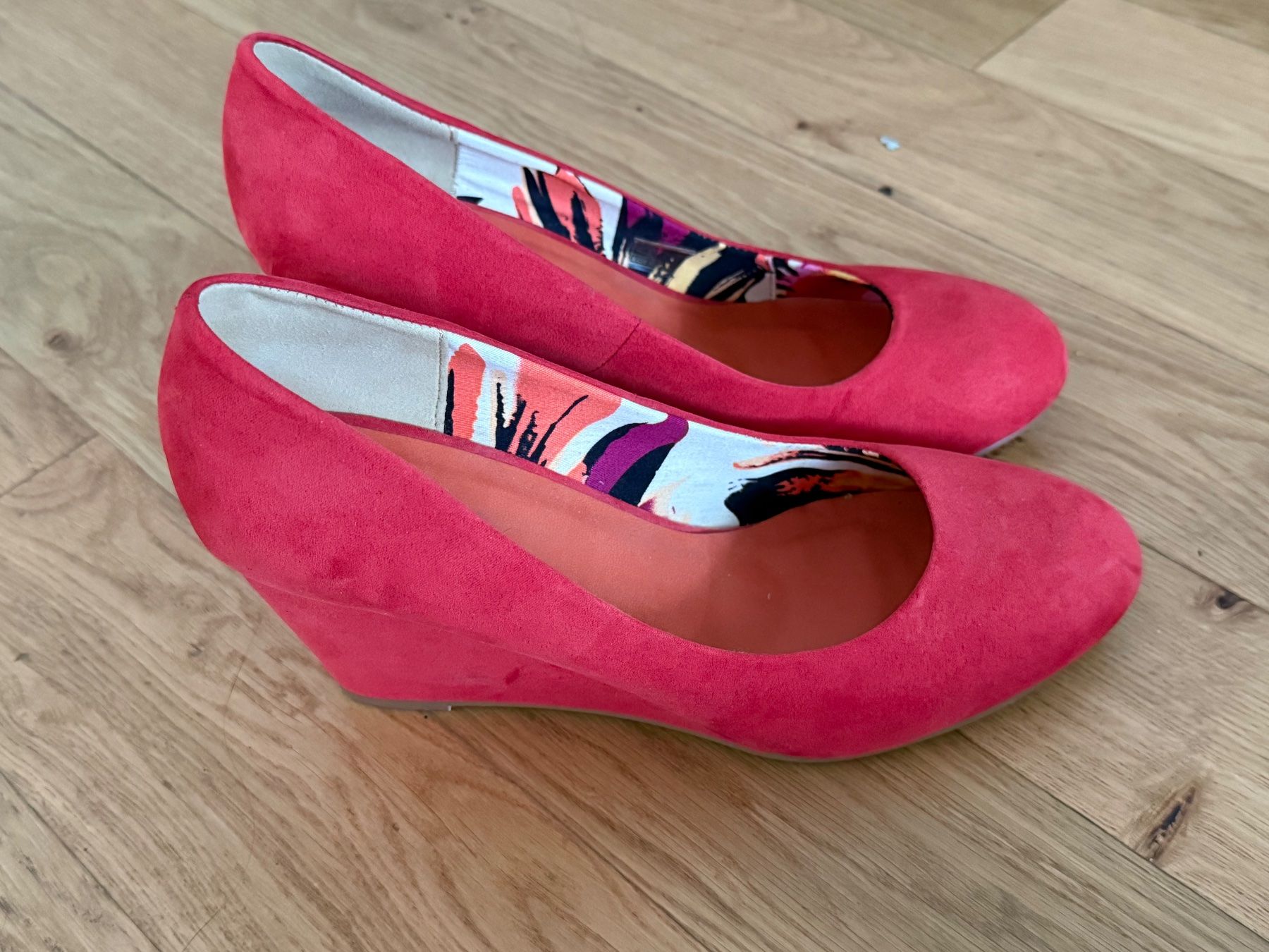 Damenschuhe: Rote Keilpumps – Gebraucht aus Interlaken von feli_z