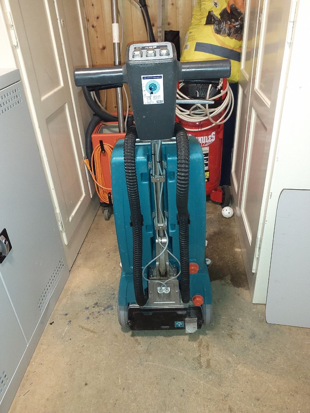 Wetrok Tutte le macchine: Wetrok Scheuersaugmaschine Typ MRF 100  – Usato da Winterthur venduto da eoneon 1