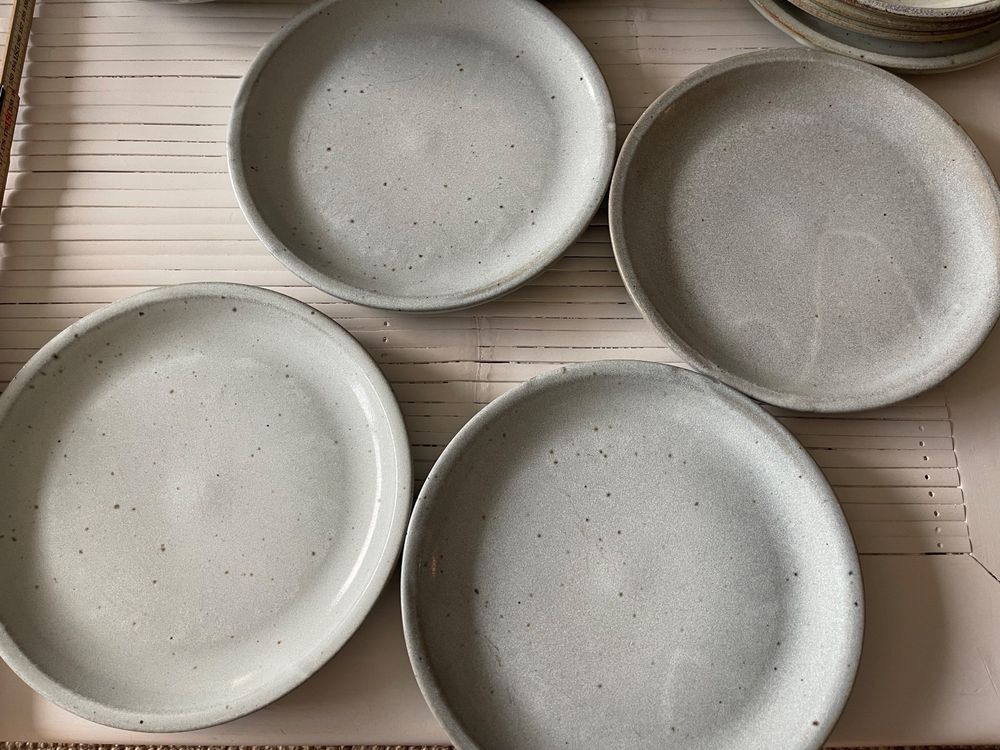 4 Speise Teller Farbe Bois de Bresse Kühles grau aus Taizeé (Gebraucht ...