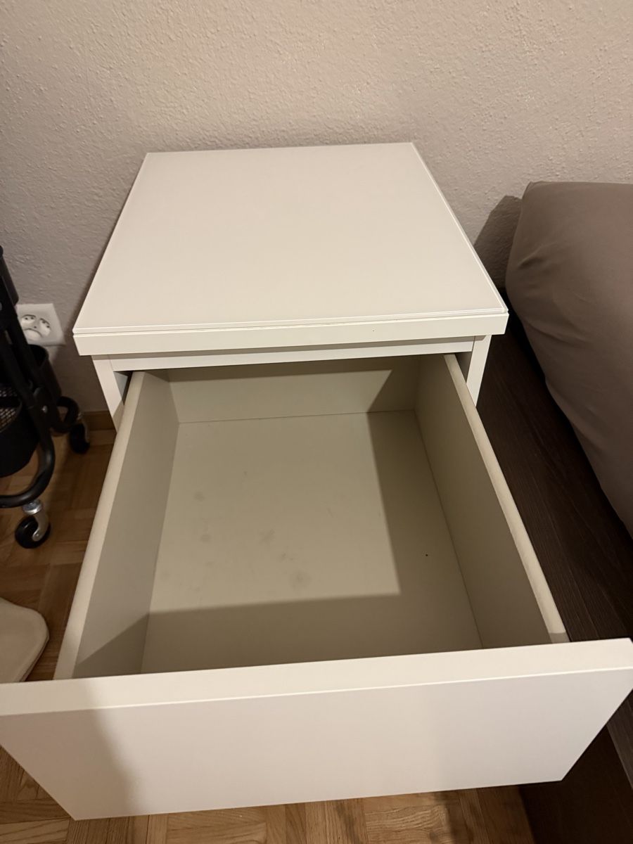 Tables de nuit: Nachttisch IKEA Malm mit Glasplatte – D'occasion à Aarau par emi_p8k7 1