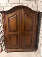 Massiver Schrank
