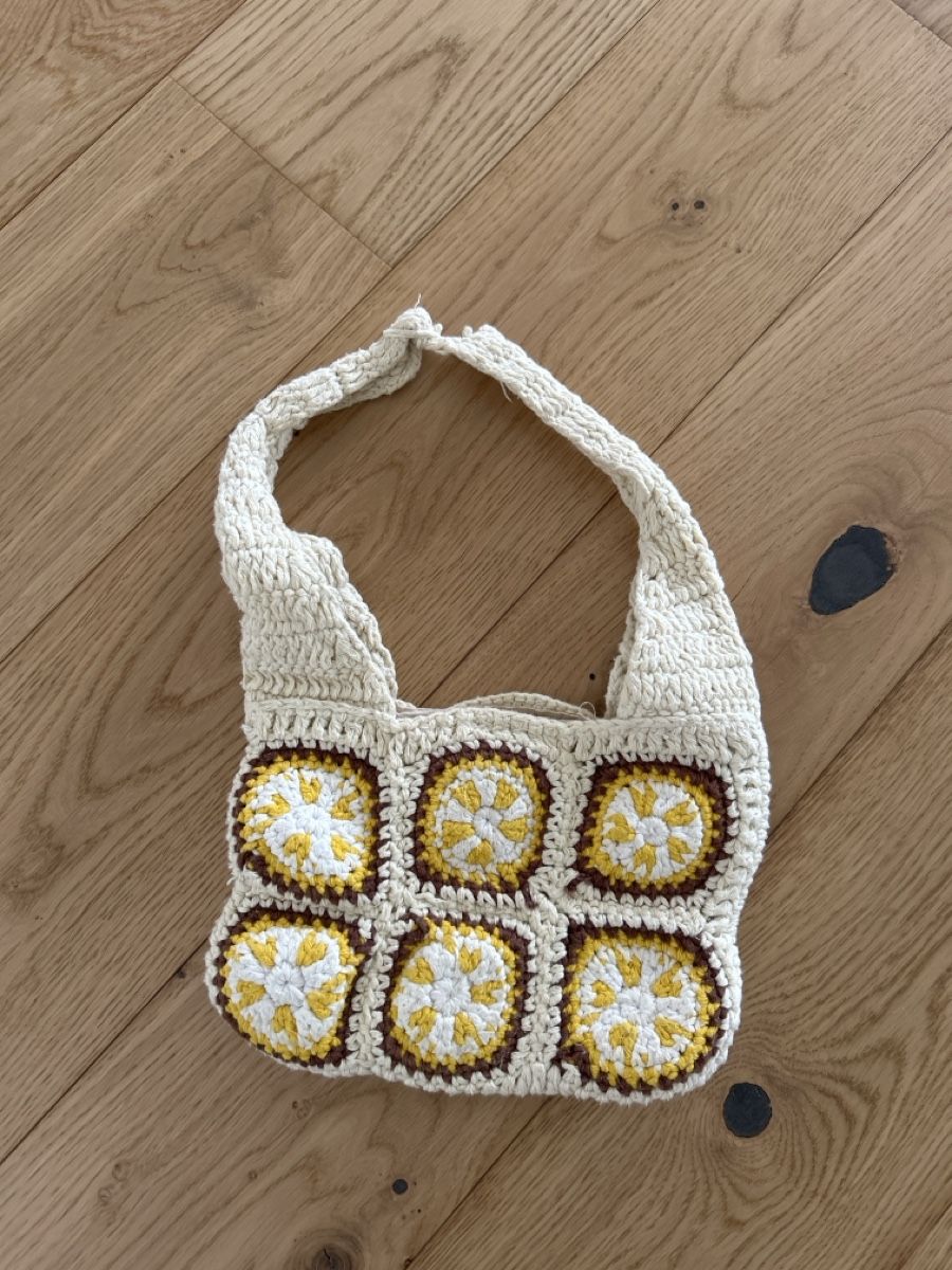 Taschen für Damen: Bershka Häkeltasche mit Blumenmuster – Defekt aus Grafstal von cleliadea