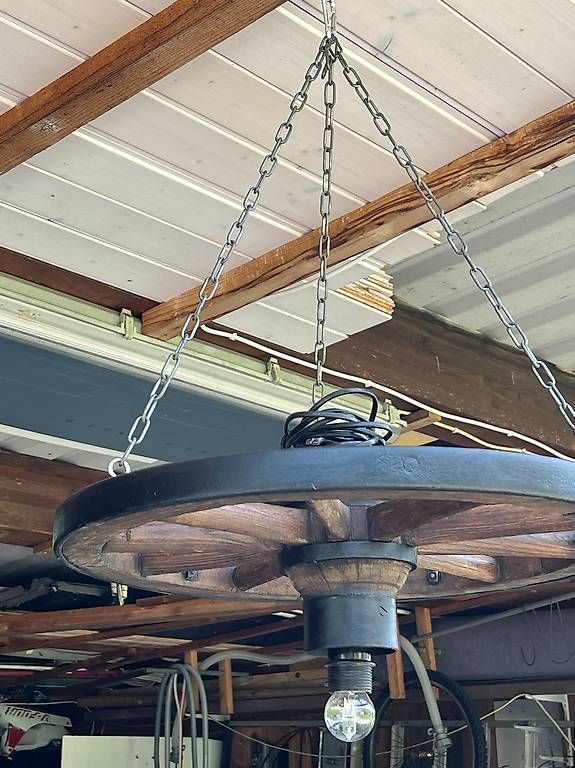 Lampade: Ruota trasformata in lampada – Usato da Bellinzona venduto da Embe 1