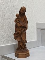 Madonna mit Kind, geschnitzt aus Holz.