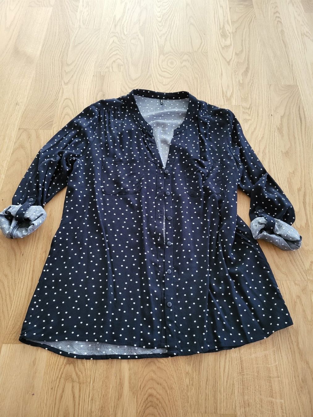Blusen: Bluse lang Only dunkelblau mit Sternen Grösse 40 – Gebraucht aus Arnegg von Michirech