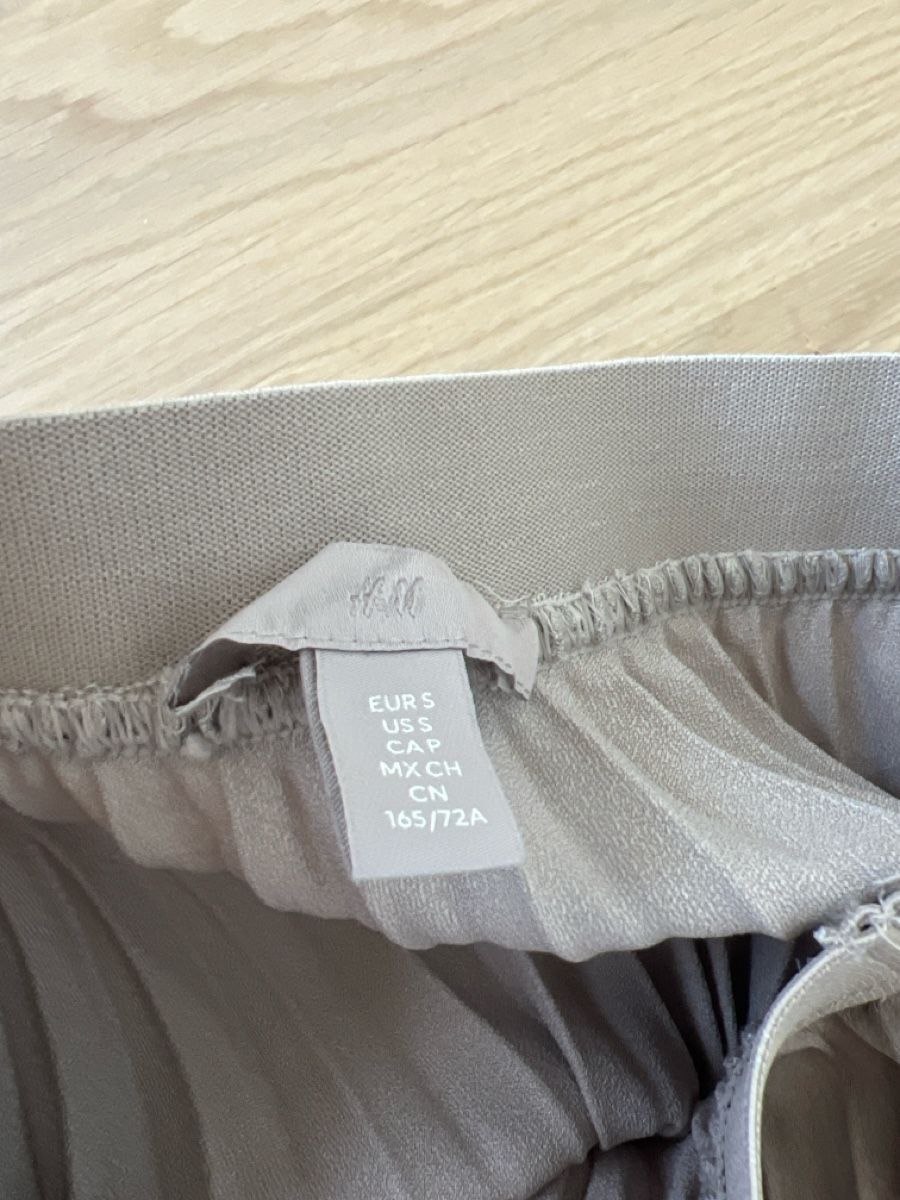 H&M Jupes: Grau-silberner Plisseerock, Gr. S – D'occasion à Zürich par prima.01 1
