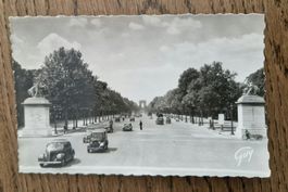 Paris, Champs -Elysées. Oldtimer