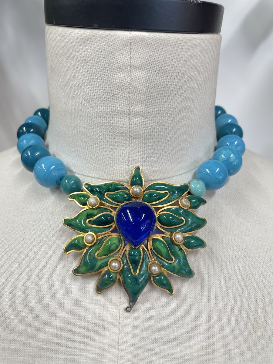 Catenine: Kette mit Blumenanhänger und blauen Perlen  – Usato da Steffisburg venduto da kla_65qs 1