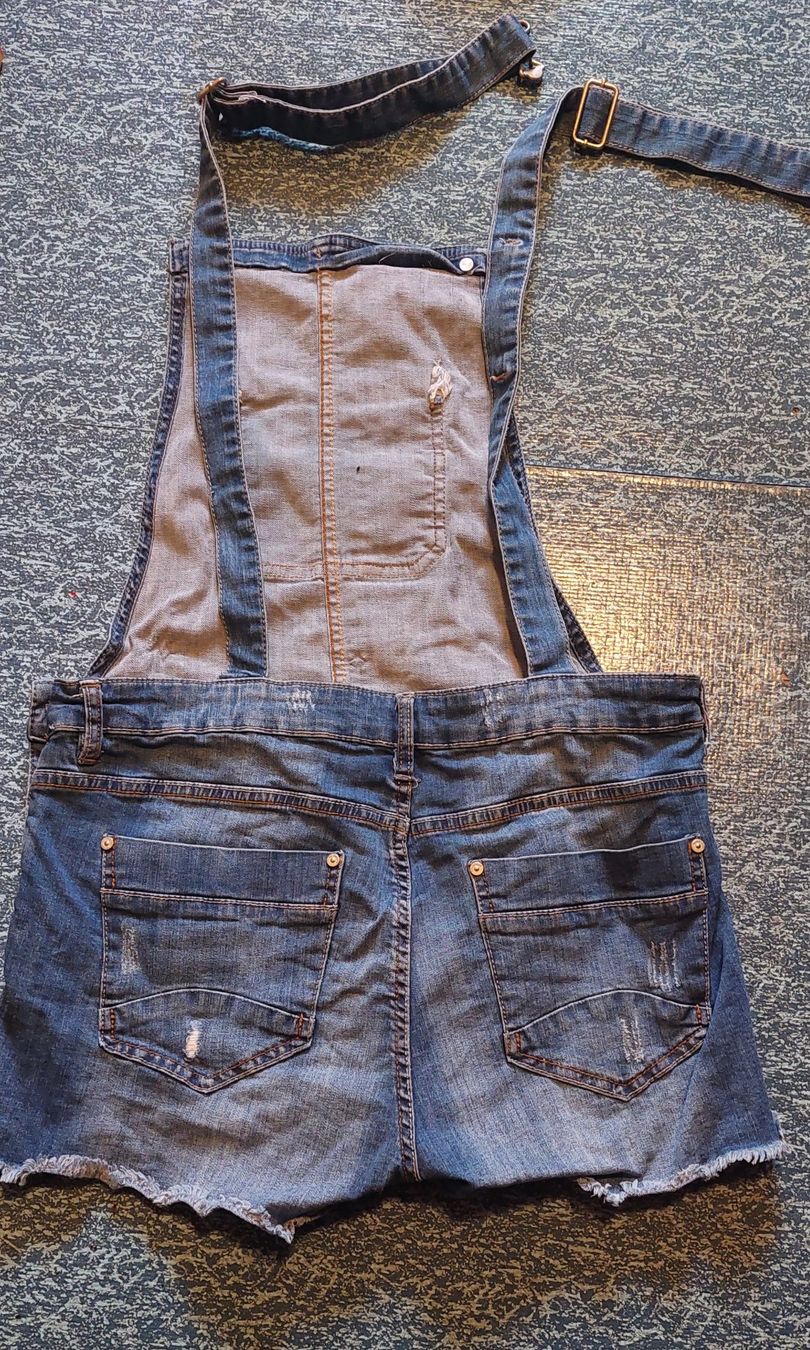 Jeans: kurze Jeans Latzhose – Nuovo (secondo la descrizione) da Unterbäch VS venduto da Nifadi 1