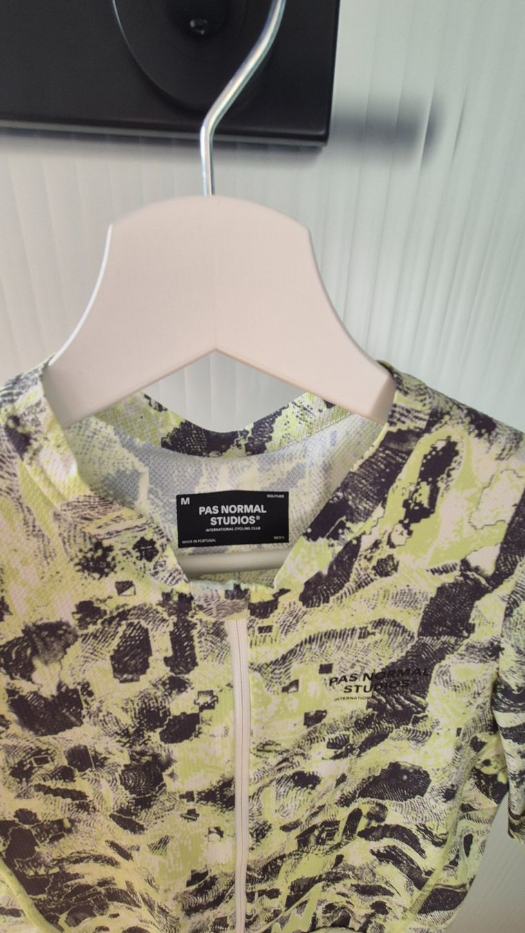 Pas Normal Studios Leibchen & Hosen: Pas Normal Studios Solitude Trikot – Gebraucht aus Selzach von e30dtm 1