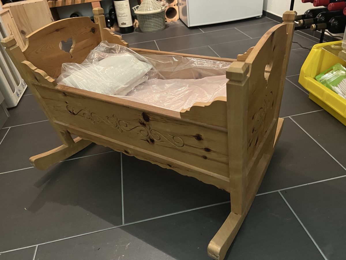 Giocattoli: Geschnitzte Puppen-Wiege – Usato da Igis venduto da Haupt48 1