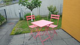 Pink Tisch mit zwei Klappstühlen