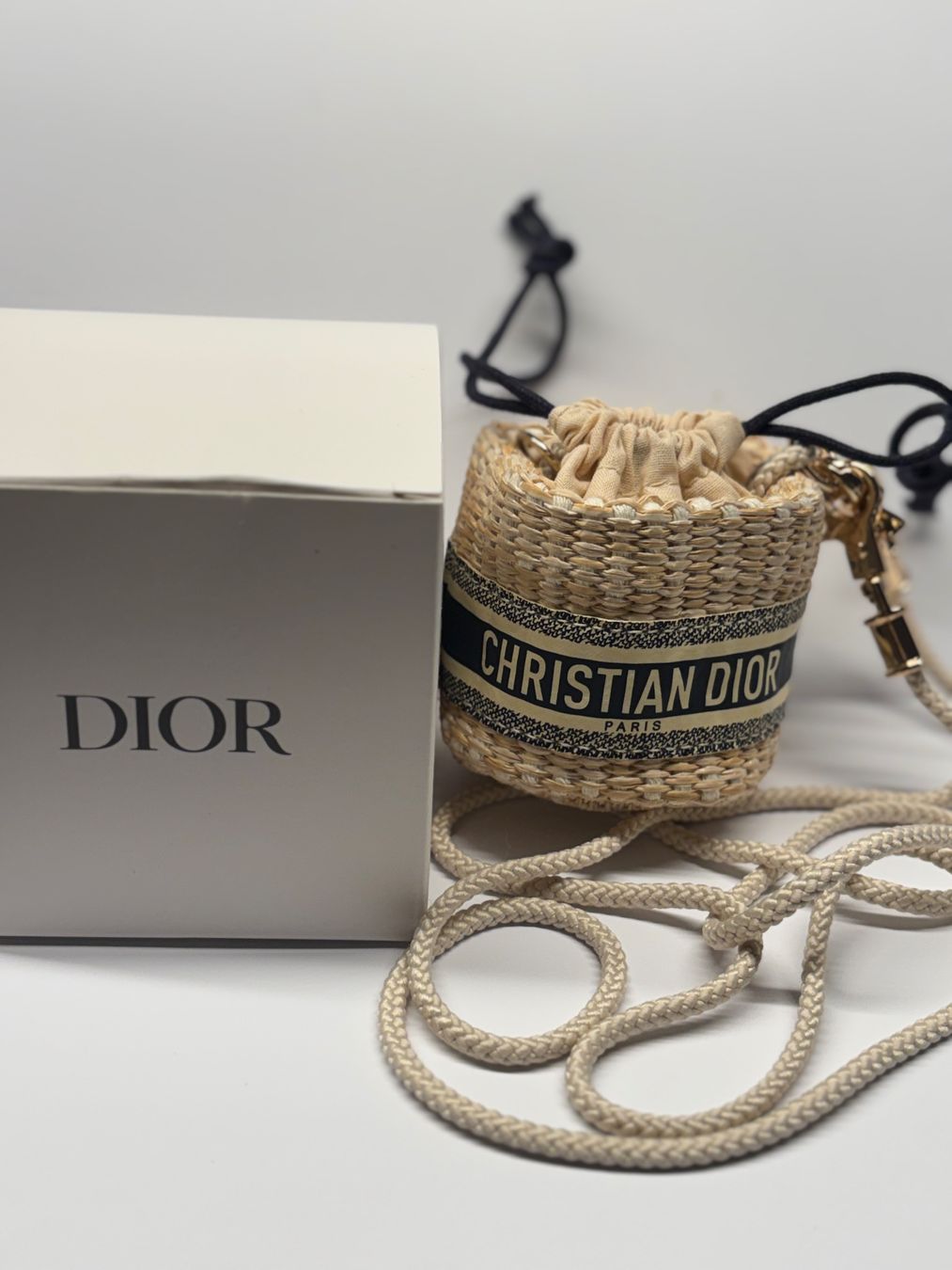 Dior Custodie per cosmetici: Gwp  Dior Paris mini Stroh Beutel Neu mit Karton – Nuovo (secondo la descrizione) da Oberwil BL venduto da daniellea_k 3