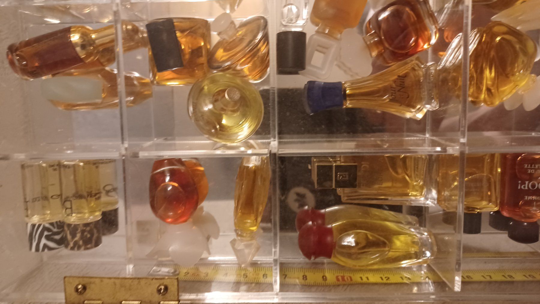 Profumi & Eau de Toilette: Parfum Miniaturen Sammlung im Acryl Display gebraucht – Usato da Winznau venduto da FlorianV 3