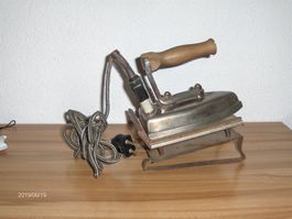 Antik Bügeleisen Therma 220 V. & Untergestell /D.Uhr Sammeln