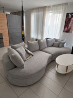 Modernes grosses Sofa in neuwertigem Zustand