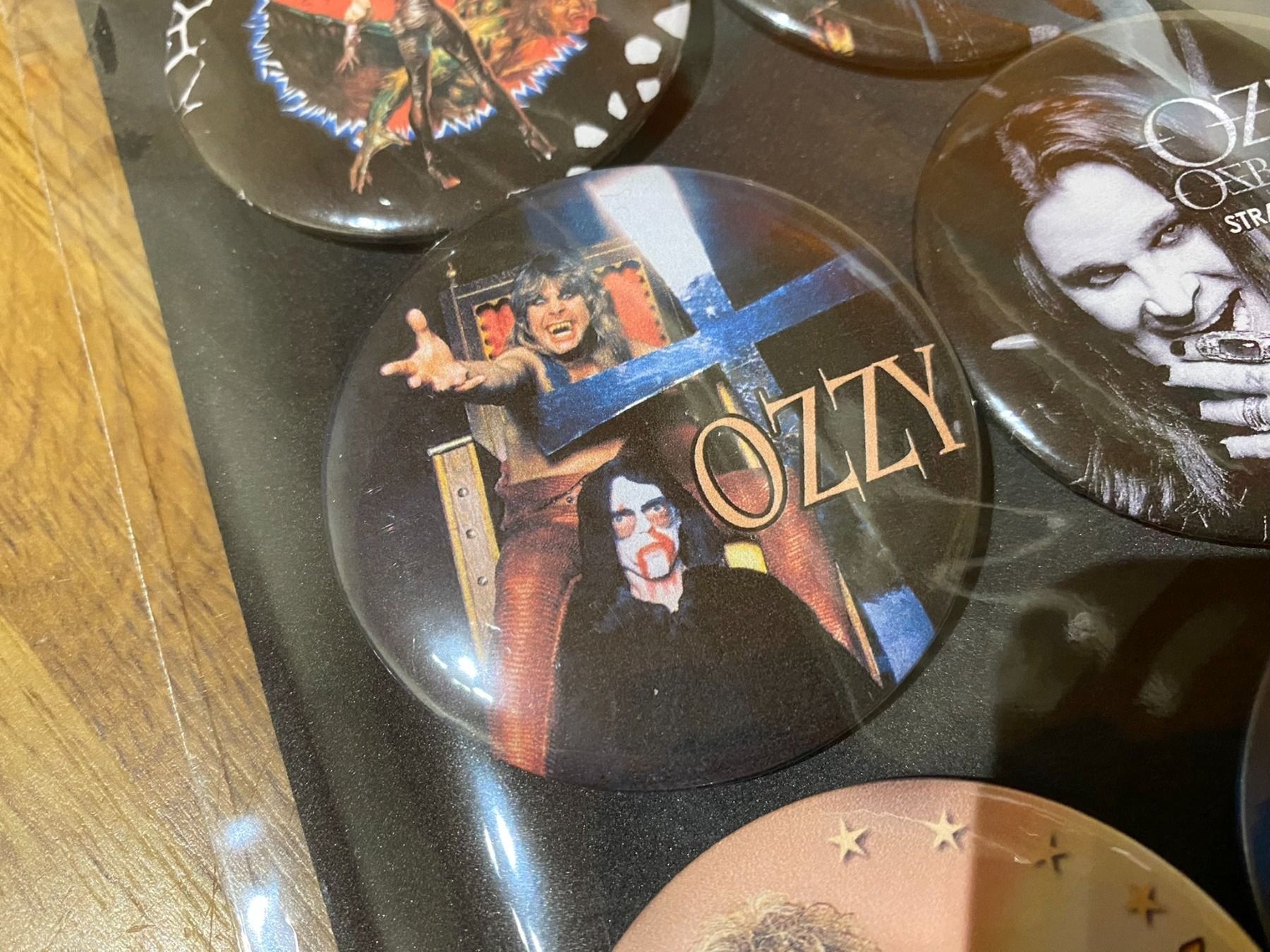 Placchette & Badge: Ozzy Osbourne Ansteck Badges! – Nuovo (secondo la descrizione) da Basel venduto da FatCatPacksTheRatt 5
