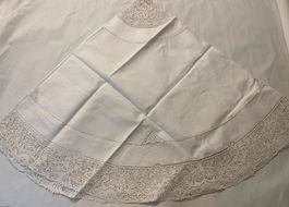 Venetian craftsmanship table cloth + 12 Napkins