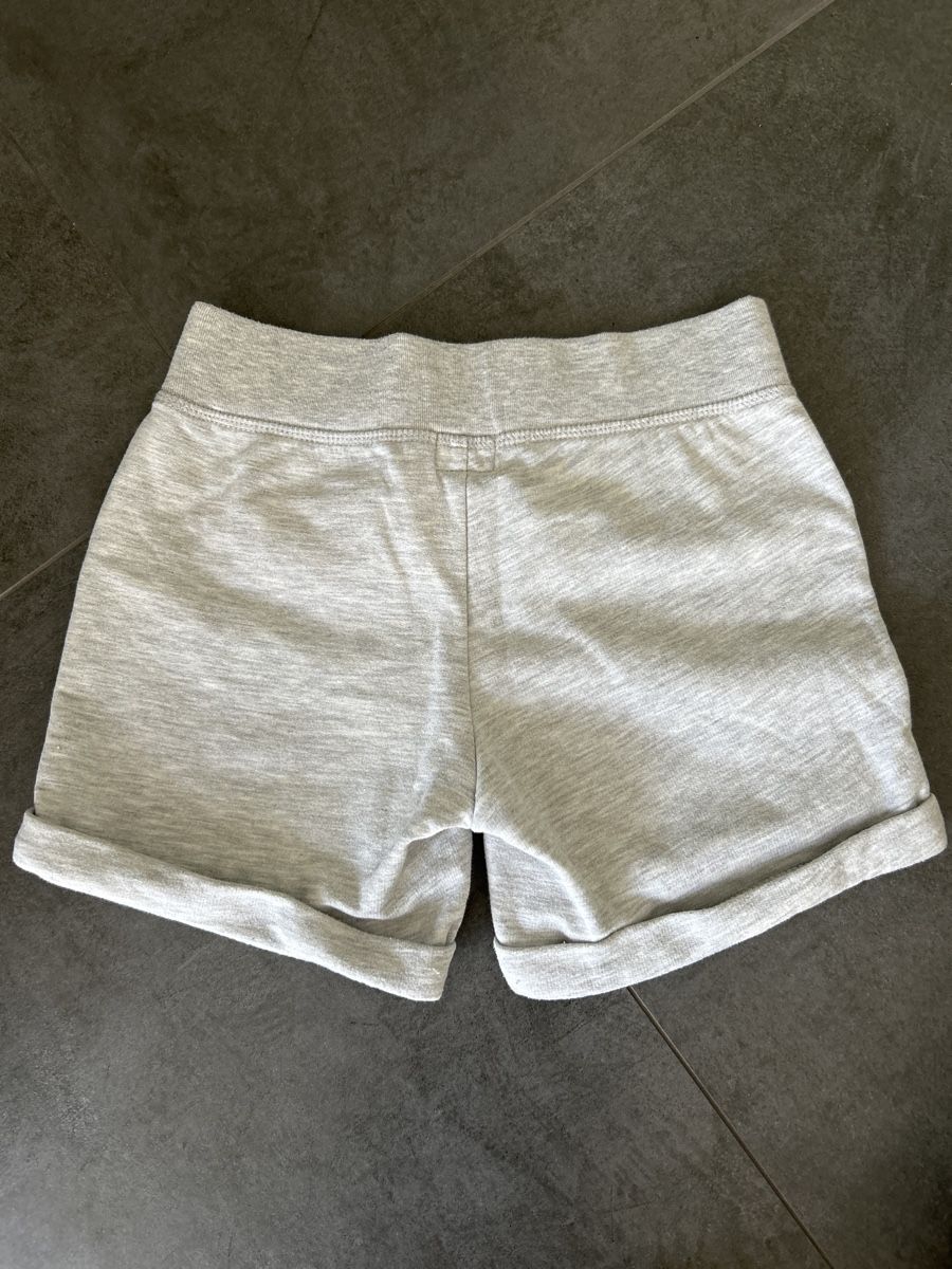 Gap Pantaloni: Jolis shorts gris GAP 8-9 ans – Usato da Yens venduto da Chriis 2