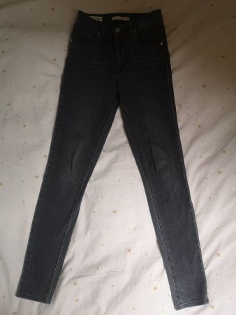 Levi's super skinny jeans 26 has little worn-outs!
