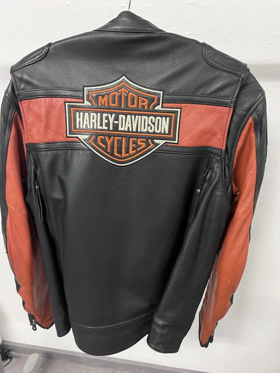 Harley-Davidson Giacche: Harley-Davidson Lederjacke schwarz orange Grösse M – Usato da Lugnorre venduto da bri_q9tj 1