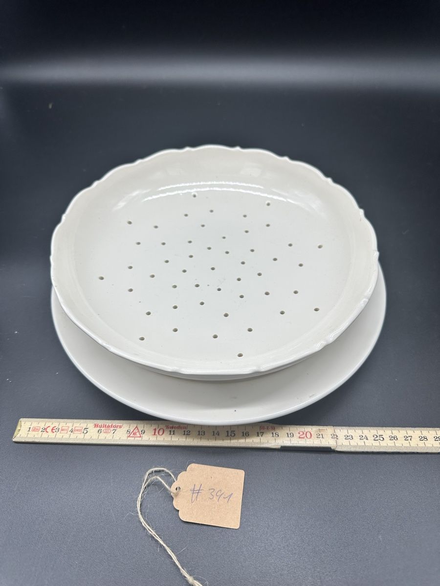 Ciotole: Delft Berry Strainer & Under Plate – Usato da Villmergen venduto da JacRon 5