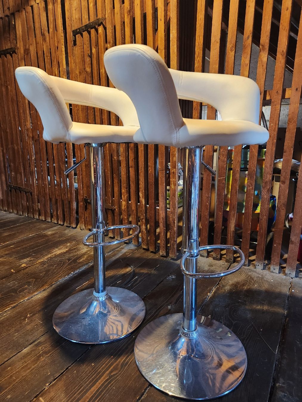 Chaises hautes: Zwei Barhocker, Höhenverstellbar – D'occasion à Zürich par laesso