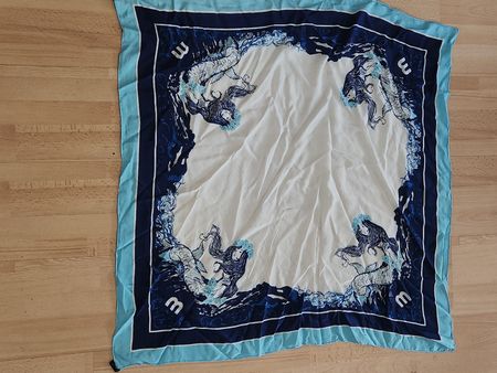 Foulard carré soie  bleu à motif sirènes