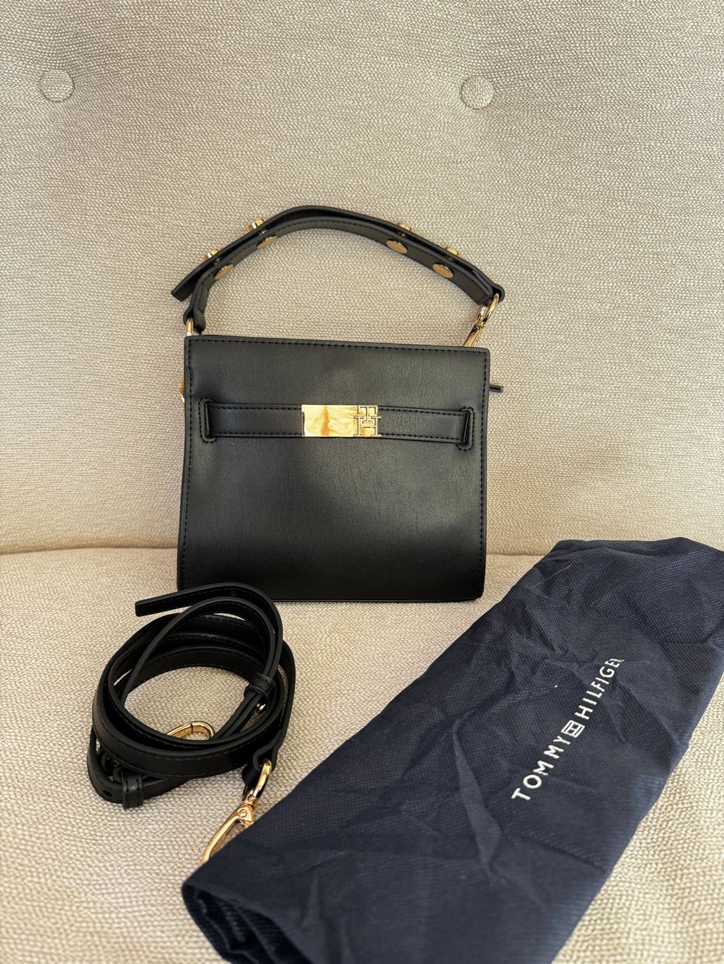 Tommy Hilfiger Taschen für Damen: Tommy Hilfiger Handtasche schwarz-gold – Neu (gemäss Beschreibung) aus Muttenz von einfach-schoen