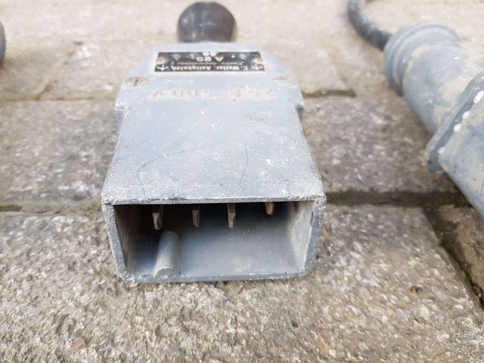 Spine: Starkstrom Stecker CMC – Usato da Brunnadern venduto da p..... 5