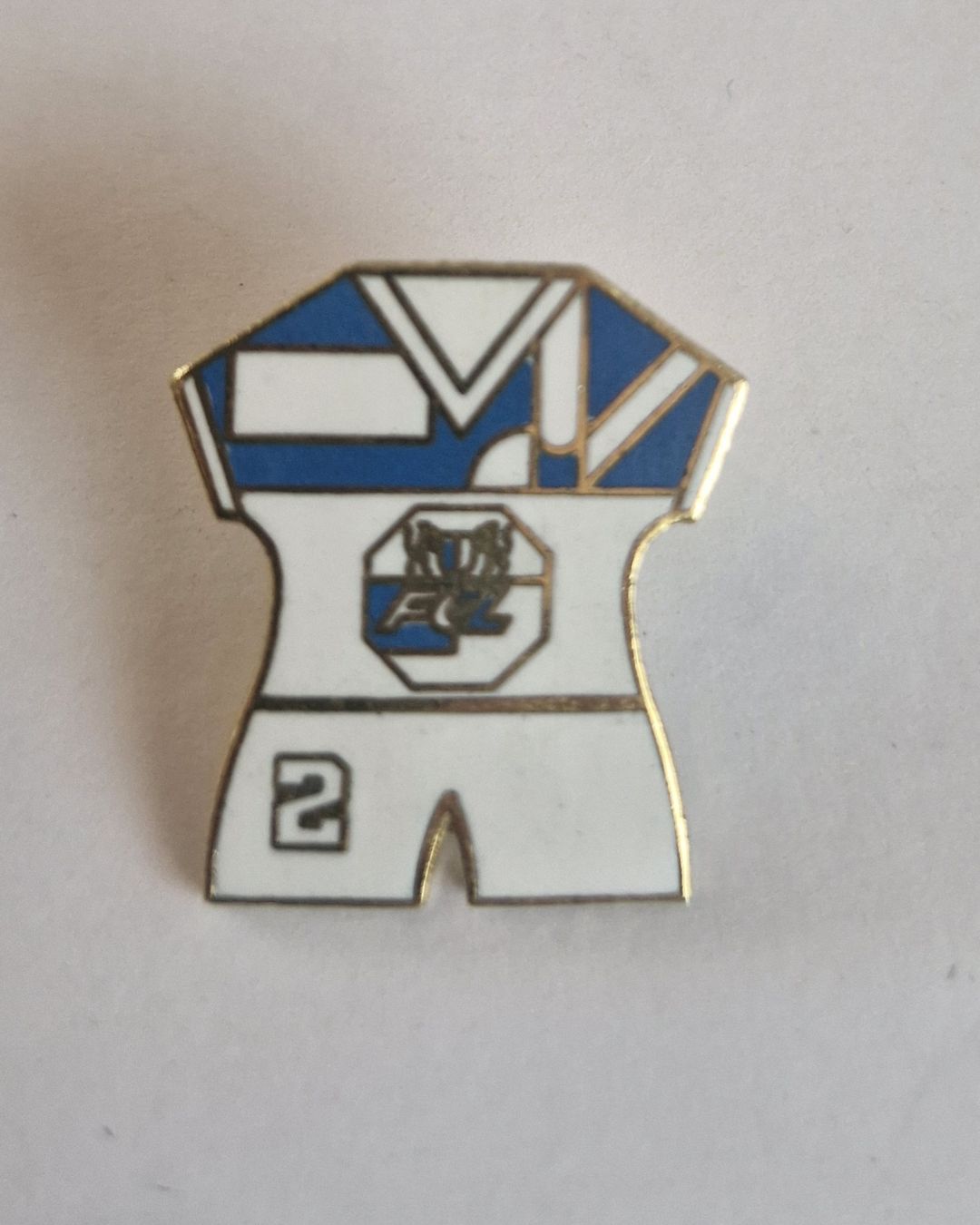 Plaketten & Abzeichen: FC Luzern Trikot Anstecknadel / Pin Nr. 2 – Gebraucht aus Grenchen von 170