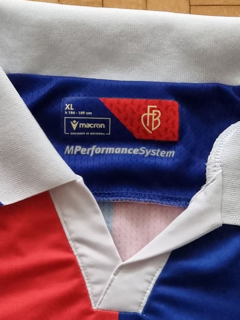 FC Basel Canottiere & Pantaloni: FC Basel 2023-2024 Heimtrikot – Usato da Suhr venduto da SariLacivert1907 2
