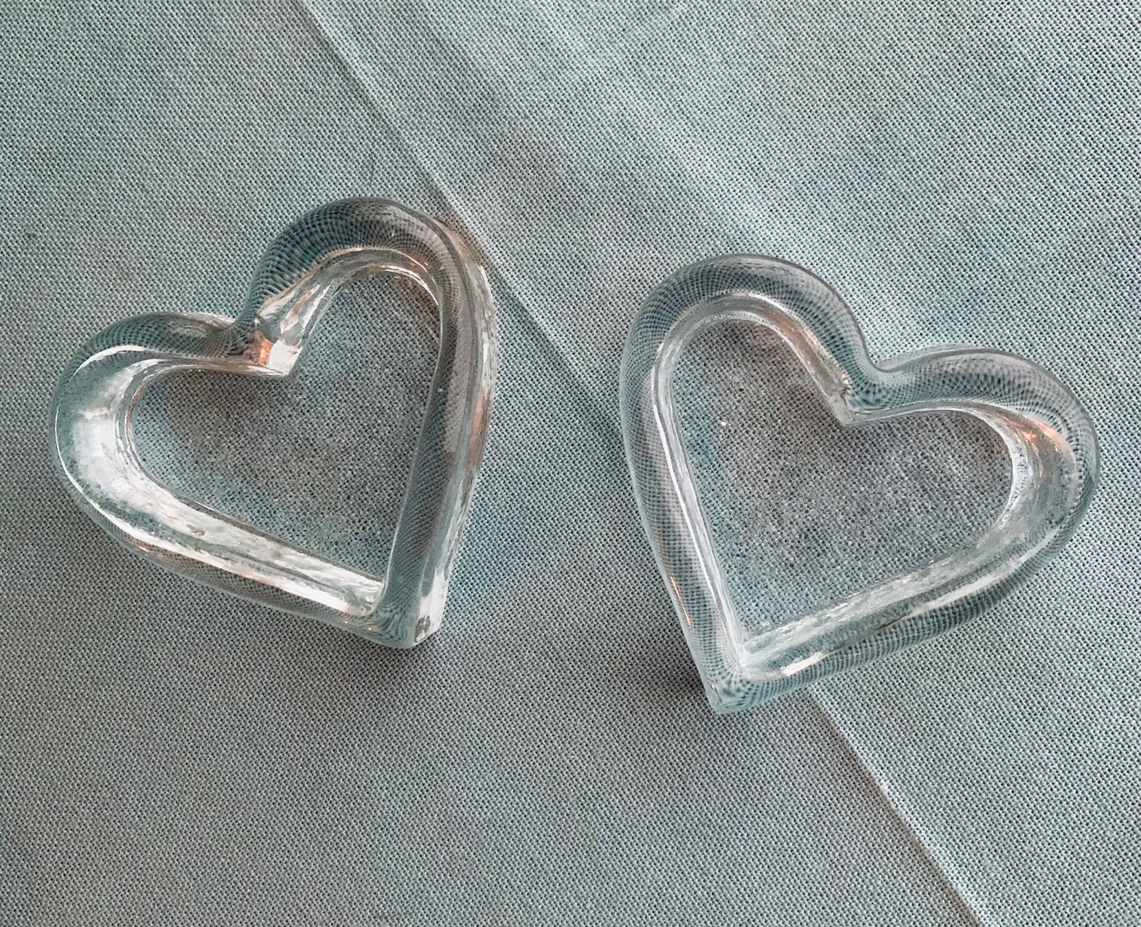 Schalen: 2 kleine Glasschalen in Herzform – Gebraucht aus Bern von Flora.Sonea