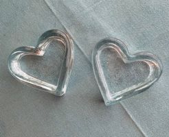 2 kleine Glasschalen in Herzform