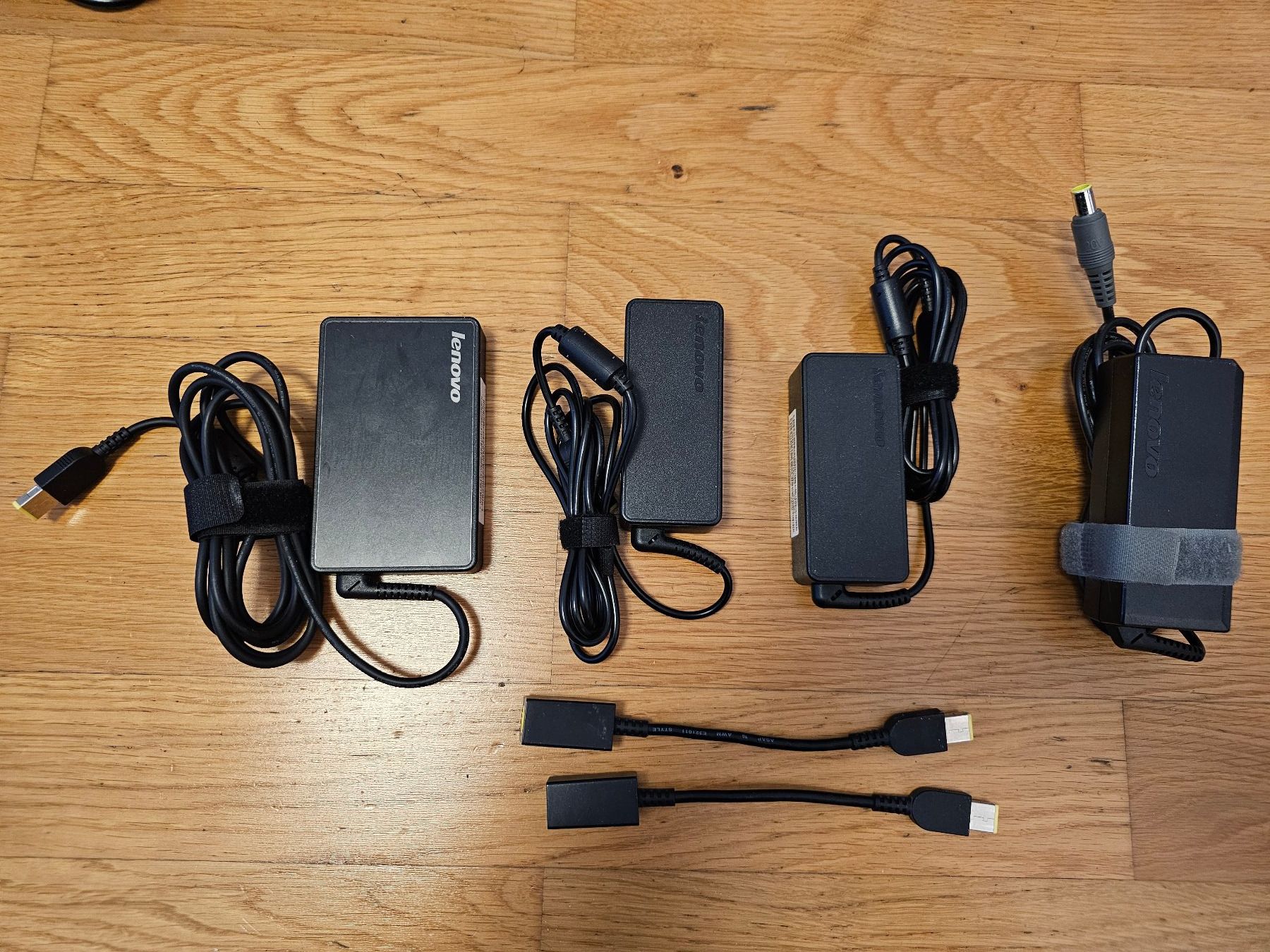 Lenovo Caricabatterie: Original Lenovo Ladekabel/Netzteil Set Stecker eckig u. rund – Usato da Zürich venduto da Zurich_M 1
