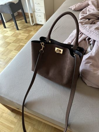 Handtasche braun Wildlederoptik mit Tragegurt neuwertig