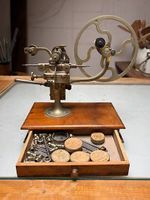 Tour d'horloger, socle à tiroir en acajou avec outillage.