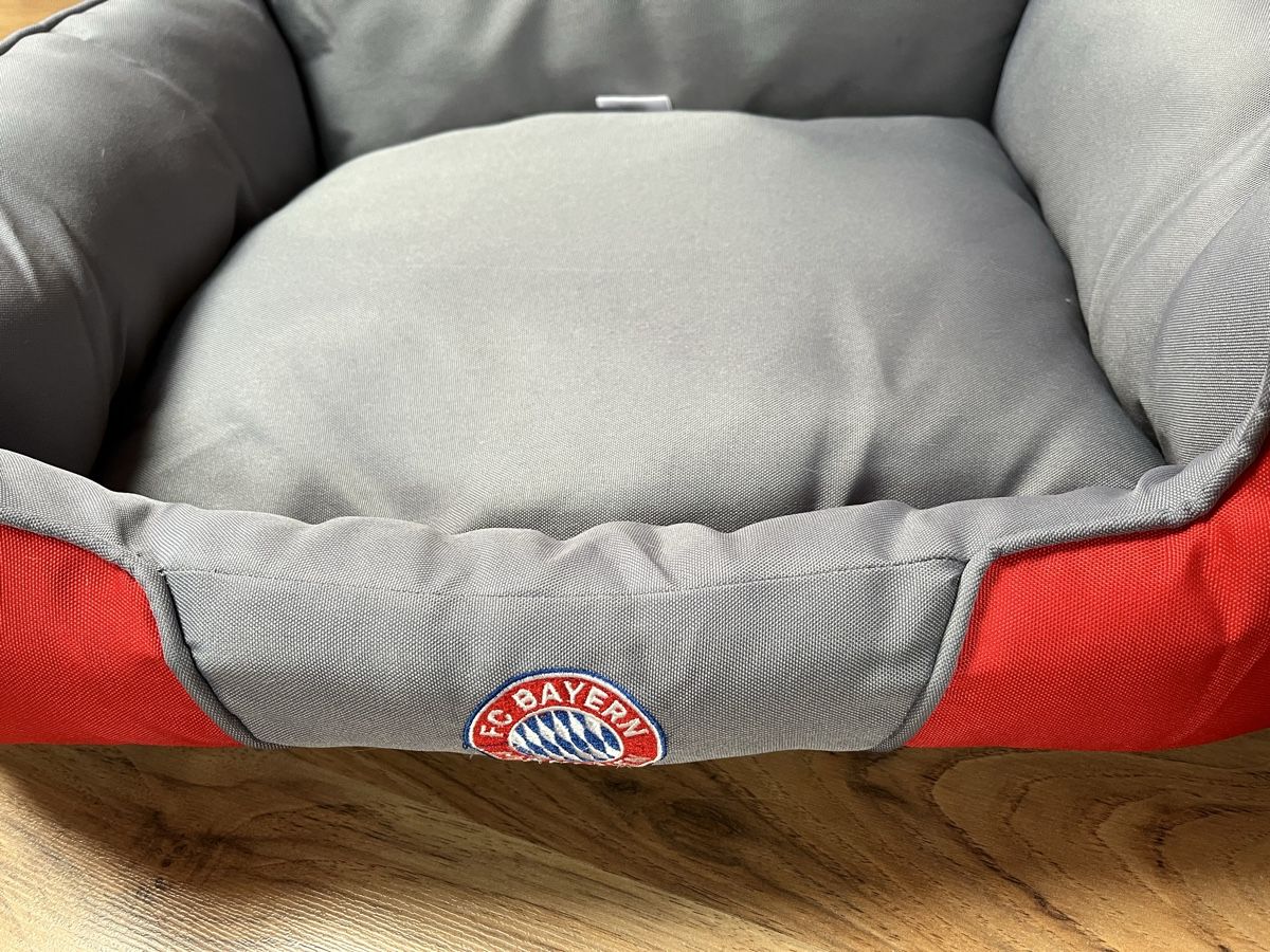 Cucce & Letti: FC Bayern München Hundebett rot/grau – Usato da Oberbüren venduto da len_5q92 6