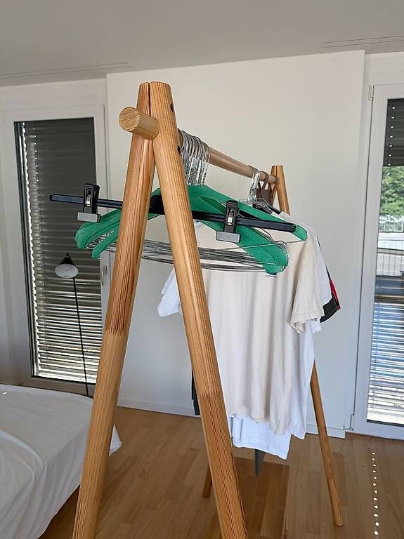 Garderobe: Solid Wood Freestanding Clothes Rack / Wardrobe – Gebraucht aus Basel von mat_x9yq 2