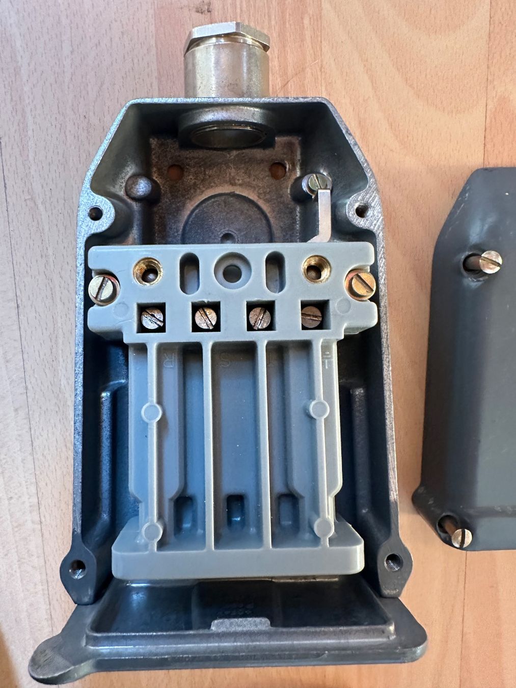 Spine: J25 /4Polige Steckdose CMC – Usato da Huttwil venduto da Bolpa 3