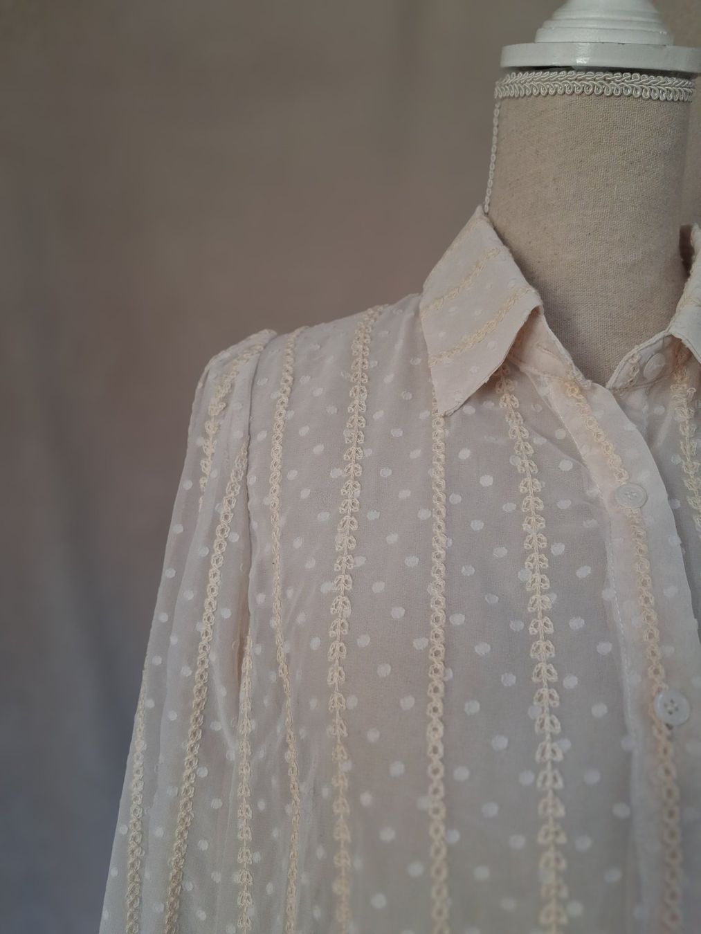 Blusen: Verspielte Bluse eierschale mit Punktemuster Gr. M – Gebraucht aus Ried-Brig von Zzyzx 1