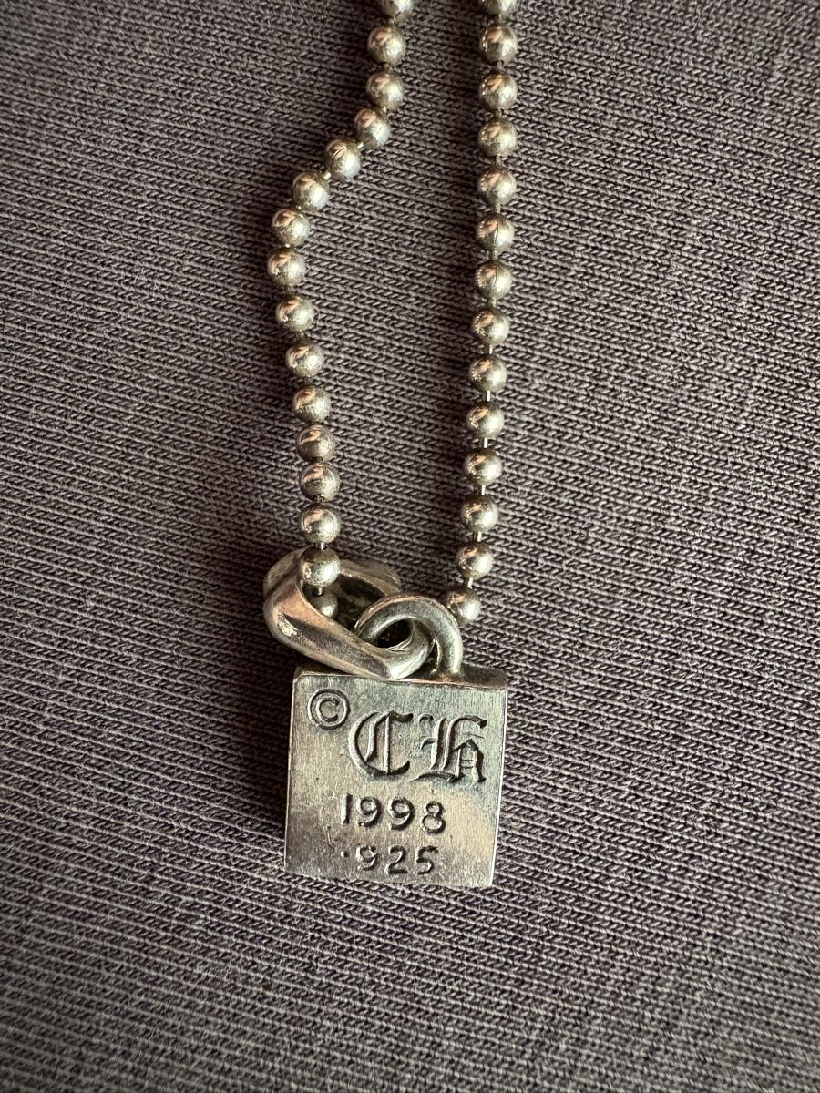 Chrome Hearts Ciondoli: Chrome Hearts framed CH plus Ruby pendant – Usato da Pratval venduto da fse_9yyv 2