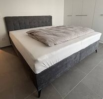 Bett mit Lattenrost und Matraze