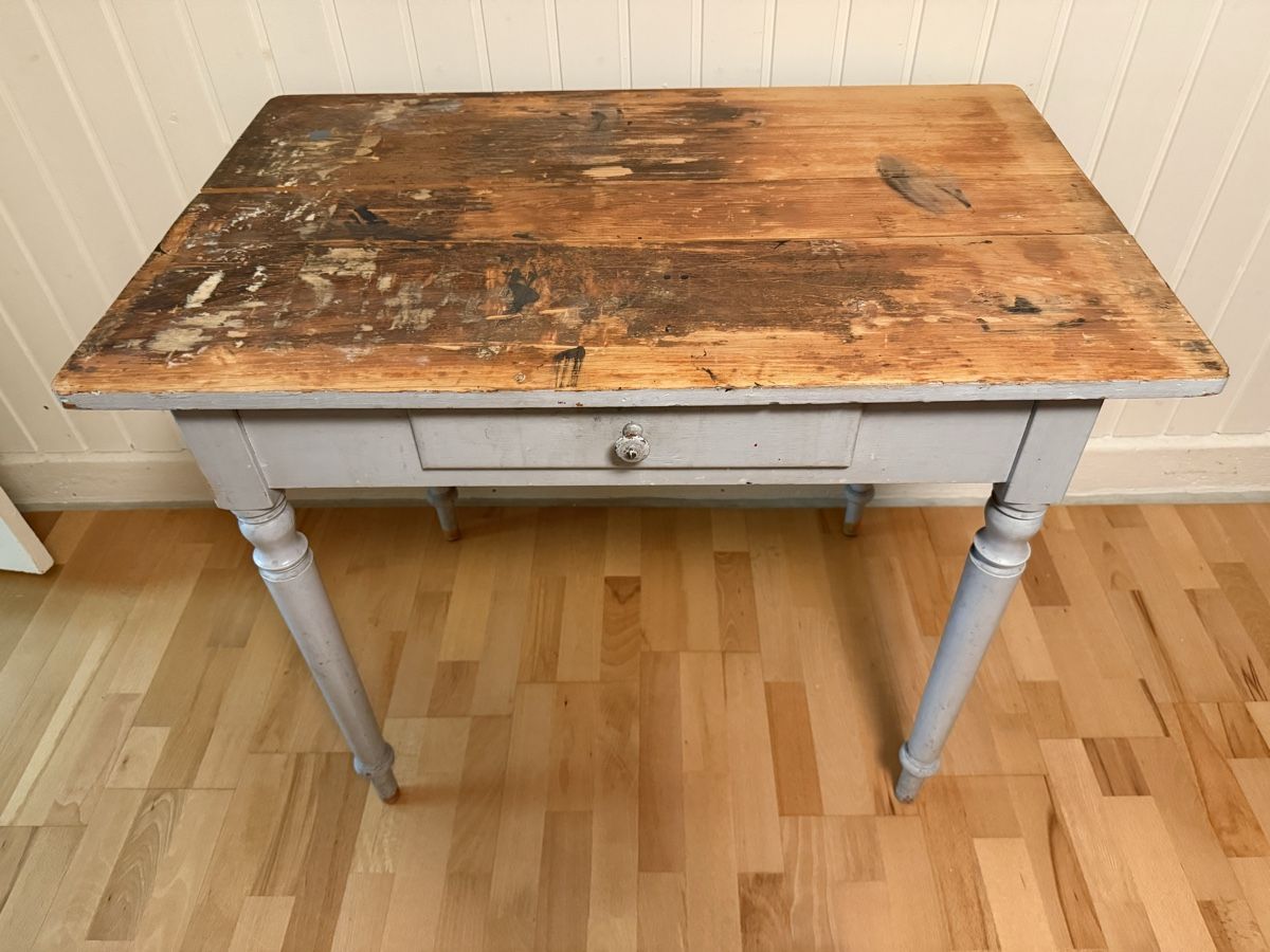 Scrivanie: Alter Holztisch mit Schublade, Restaurationsobjekt – Usato da Bern venduto da Moowee
