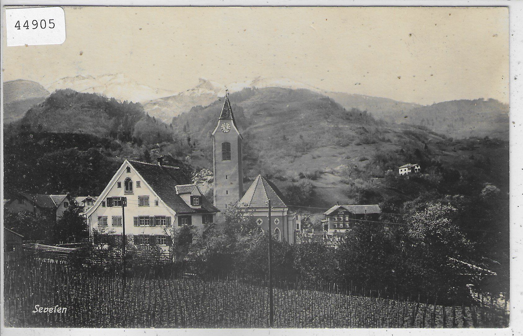 Cartoline postali: Sevelen - Dorfansicht mit Kirche – Usato da Ettingen venduto da Kartenplanet