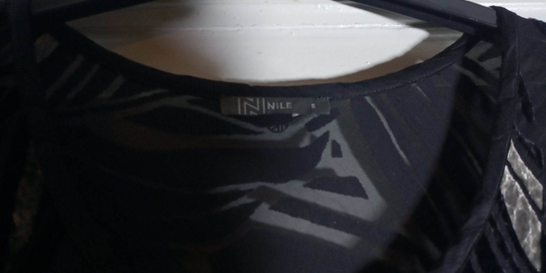 Nile Vestiti: NEU Nile Maxikleid mit schönen Muster Silber S – Nuovo (secondo la descrizione) da St. Gallen venduto da Hereplaysmusic 2