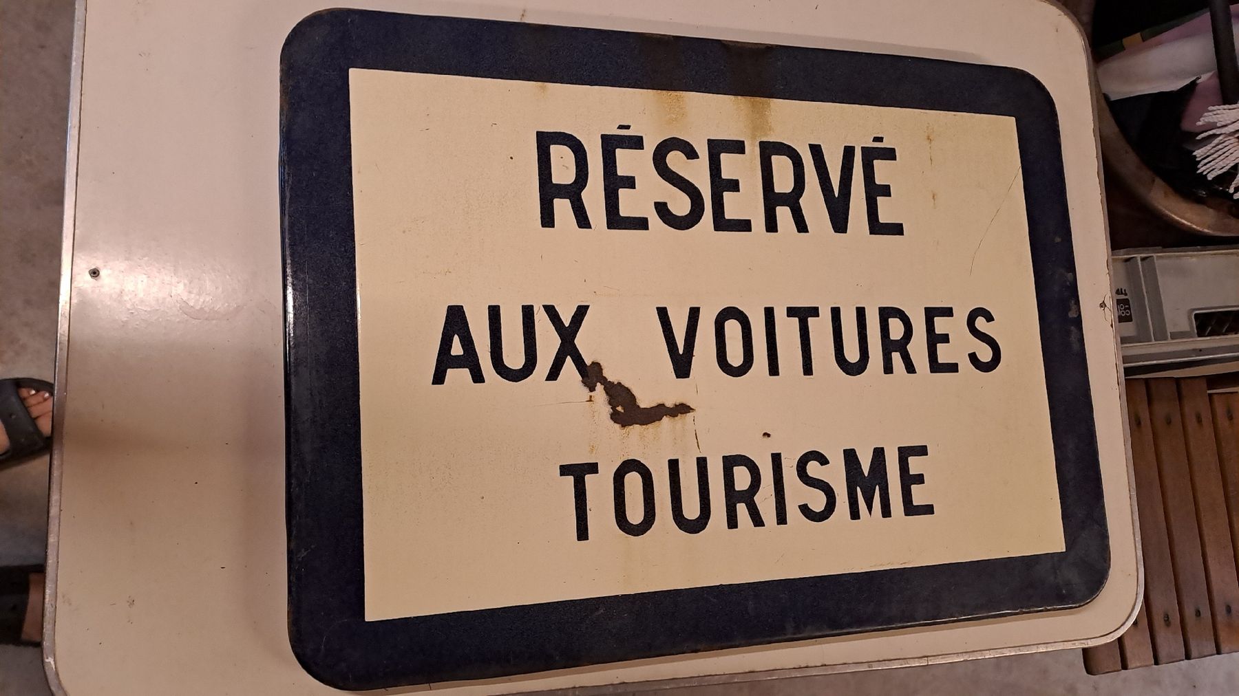 Schilder: Emailschild RESERVE AUX  VOITURES TOURISME – Gebraucht aus schönholzerswilen von Vistapoint